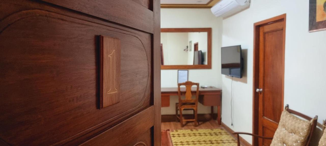 Casa Familya Hotel Batac Eksteriør billede